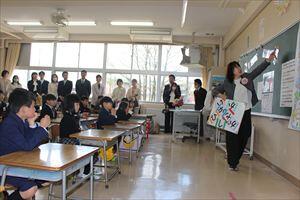 入学式の日。教室で